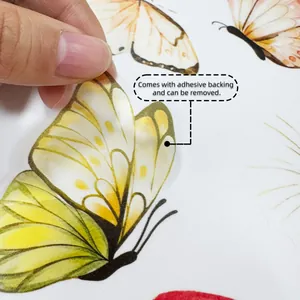 Détail d'un autocollant de toilette papillon jaune translucide avec support adhésif