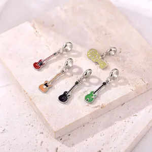 Set mit fünf bunten Emaille-Gitarren und Fly High Anhängern für DIY-Armbänder und Schmuck