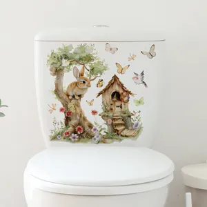 Détail du sticker WC aquarelle avec lapin brun, cabane dans les arbres et fleurs de printemps