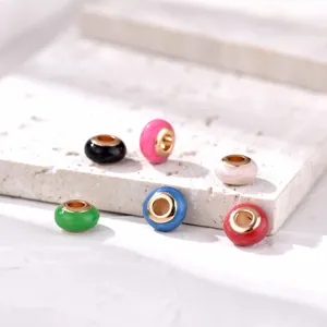 Macro-opname van kleurrijke legeringskralen met gouden metalen binnenste ringen