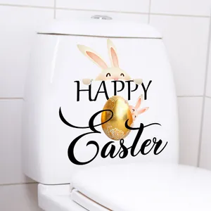 Détail de stickers de Pâques avec lapins et œuf doré sur réservoir de toilettes en céramique