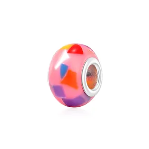 Abalorio de resina rosa de estilo europeo con patrones coloridos y núcleo de plata fina