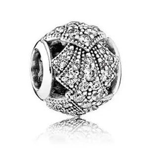 Sferische zilveren bedel met pavé zirkonia en radiale patronen voor kralenarmbanden