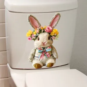 Détail d'un autocollant lapin de Pâques avec couronne florale sur un réservoir de WC
