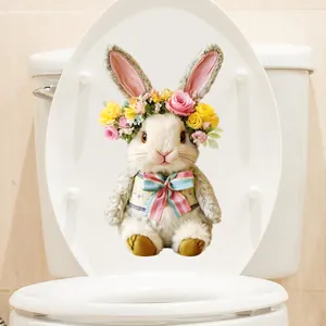 Gros plan détaillé d'un sticker lapin réaliste avec couronne florale sur abattant WC