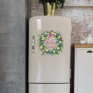Détail d'un autocollant couronne de fleurs Happy Easter sur frigo rétro blanc