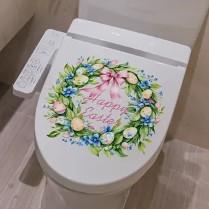 Détail de l'autocollant de Pâques avec œufs colorés et nœud rose sur couvercle de WC