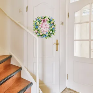 Détail d'un sticker mural couronne de Pâques avec œufs et texte Happy Easter sur porte