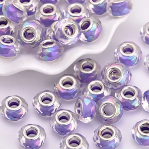 Nahaufnahme von lila schillernden europäischen Perlen mit silbernem Metallkern