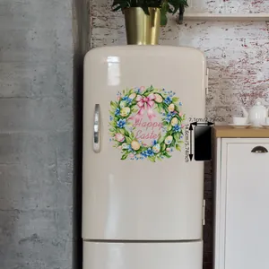 Détail de sticker mural couronne de fleurs Happy Easter avec œufs sur un frigo