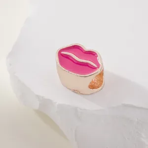 Elegante roségouden lippenbedel met roze emaille voor DIY-armbanden op witte stenen