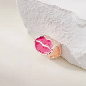 Roségouden lippenbedeltje met roze emaille voor DIY-sieraden op steen