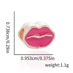 Roségouden lippen bedeltje met magenta emaille en maten voor DIY sieraden