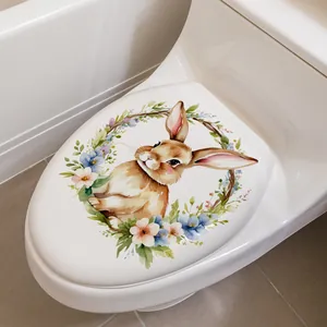 Détail de l'autocollant aquarelle lapin de Pâques et fleurs sur un abattant de WC blanc