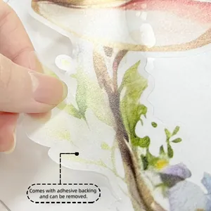 Détail de l'autocollant floral de Pâques se décollant de son support adhésif