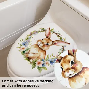 Gros plan d'un autocollant de lapin de Pâques et couronne florale sur couvercle de WC