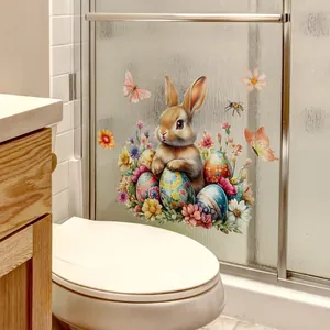 Détail d'un sticker de lapin de Pâques et d'œufs colorés sur une porte en verre