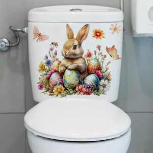 Détail d'autocollant lapin de Pâques avec fleurs et œufs colorés sur réservoir