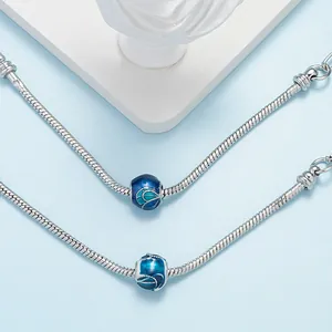 Bracciale a catena serpente d'argento con perlina floreale in smalto blu oceano