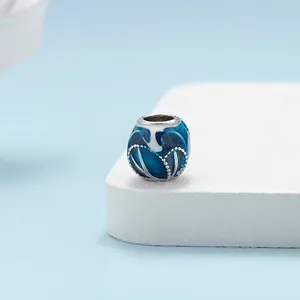 Charm serie oceano in smalto blu scuro con accenti d'argento per braccialetti