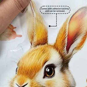 Détail d'un autocollant lapin auto-adhésif en train d'être retiré facilement du mur