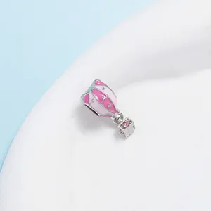 Charm mongolfiera in smalto rosa con finitura argento e piccoli cristalli