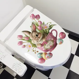 Détail d'un autocollant de lapin de Pâques dans une tasse sur abattant de WC blanc