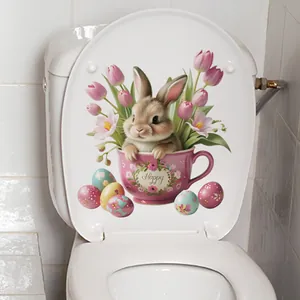 Détail de stickers lapin de Pâques et tulipes sur un abattant de WC blanc