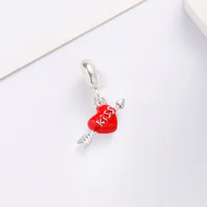 Pendentif flèche de Cupidon en argent avec cœur rouge et gravure KISS pour bijoux