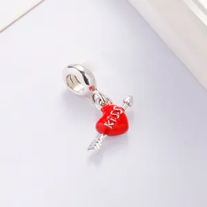 Pendentif cœur flèche de Cupidon argenté avec émail rouge et gravure KISS pour bijoux