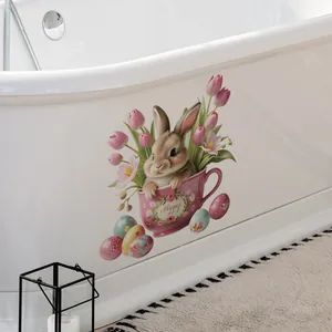 Sticker de Pâques avec lapin dans une tasse fleurie sur une baignoire blanche