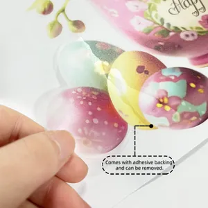 Détail d'autocollants d'œufs de Pâques montrant la texture adhésive facile à décoller