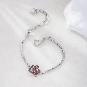Bracelet chaîne serpent argentée avec breloque valise en émail et détails cœur