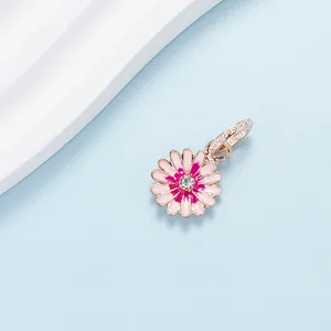 Ciondolo a forma di margherita in smalto rosa e cristalli con finitura oro rosa