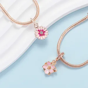 Collana a serpente in oro rosa con ciondolo a margherita in smalto rosa e zirconi