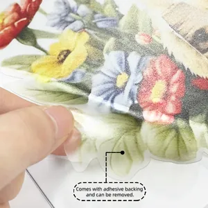 Gros plan du sticker floral amovible montrant le support adhésif pour décoration
