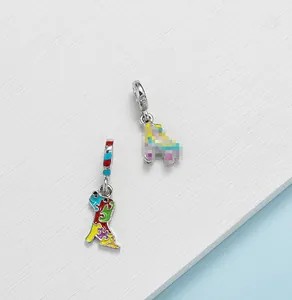 Détail de breloques émaillées en forme de chien et patin pour bijoux DIY personnalisés