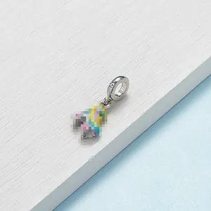 Pendentif patin à roulettes en émail coloré avec cristaux brillants et argenté