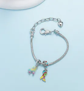 Vue détaillée du bracelet à chaîne serpent argentée avec breloque puzzle en émail coloré