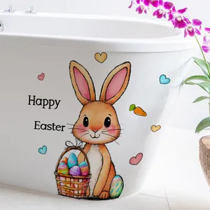 Vue détaillée de l'autocollant lapin de Pâques et œufs colorés sur une baignoire blanche