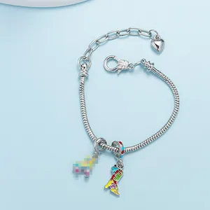 Bracelet chaîne serpent en argent avec pendentif puzzle coloré et fermoir mousqueton