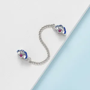 Silberne fächerförmige Brosche mit blauen und rosa Steinen und Sicherheitskette