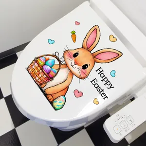 Détail d'un autocollant lapin de Pâques avec œufs colorés sur couvercle de WC blanc