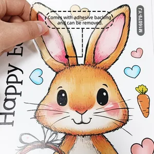 Détail montrant une main décollant un autocollant de lapin de Pâques adhésif M16079-YJ