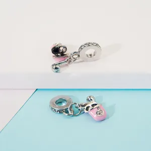 Roze emaille baby speen bedel met fonkelende strassteentjes voor sieraden maken