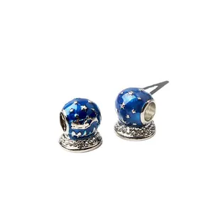 Detailopname van de blauwe emaille oorbellen met sprankelende zirkonia-edelstenen