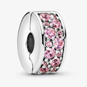 Detailweergave van de roségouden clip charm met pavé-gezette roze zirkonia stenen