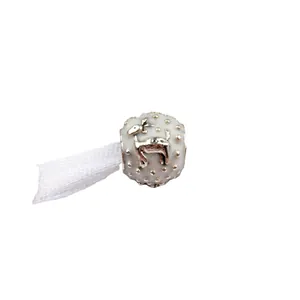 Detail van witte emaille bedel met zilveren schaapmotief voor DIY-armbanden