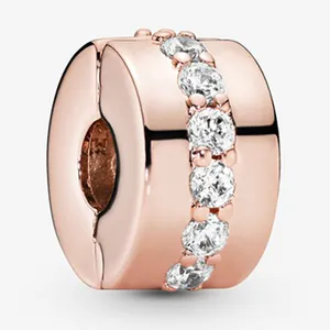 Macro-opname van roségouden clipbedel met pavé zirkonia en gepolijste finish