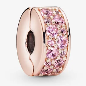 Detail van de roségouden clip met roze zirkonia-pavé voor modulaire bedelarmbanden